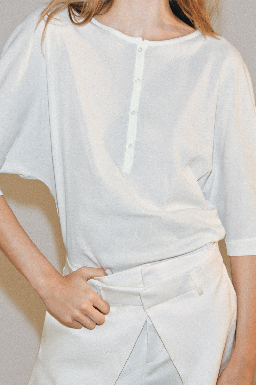 ZARA ХЛОПКОВАЯ ФУТБОЛКА С КРУГЛЫМ ВЫРЕЗОМ, БЕЛЫЙ