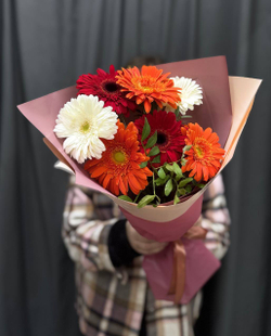 Букет из гербер с добавлением танацетума