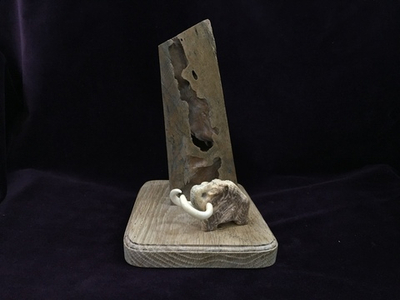 Мамонт у скалы