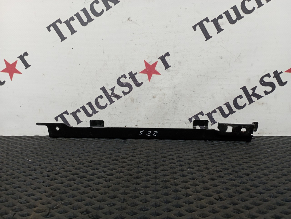 Кронштейн облицовки радиатора правый