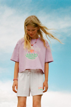 ZARA КОМПЛЕКТ ИЗ ФУТБОЛКИ И ШОРТОВ-БЕРМУДОВ С ПРИНТОМ, ЦВЕТ МАЛЬВЫ