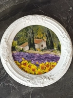 Картина в круглой рамке