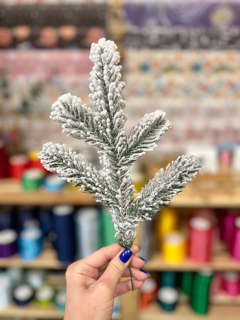 Ветка еловая заснеженная зеленая 5 ответвлений 30 см