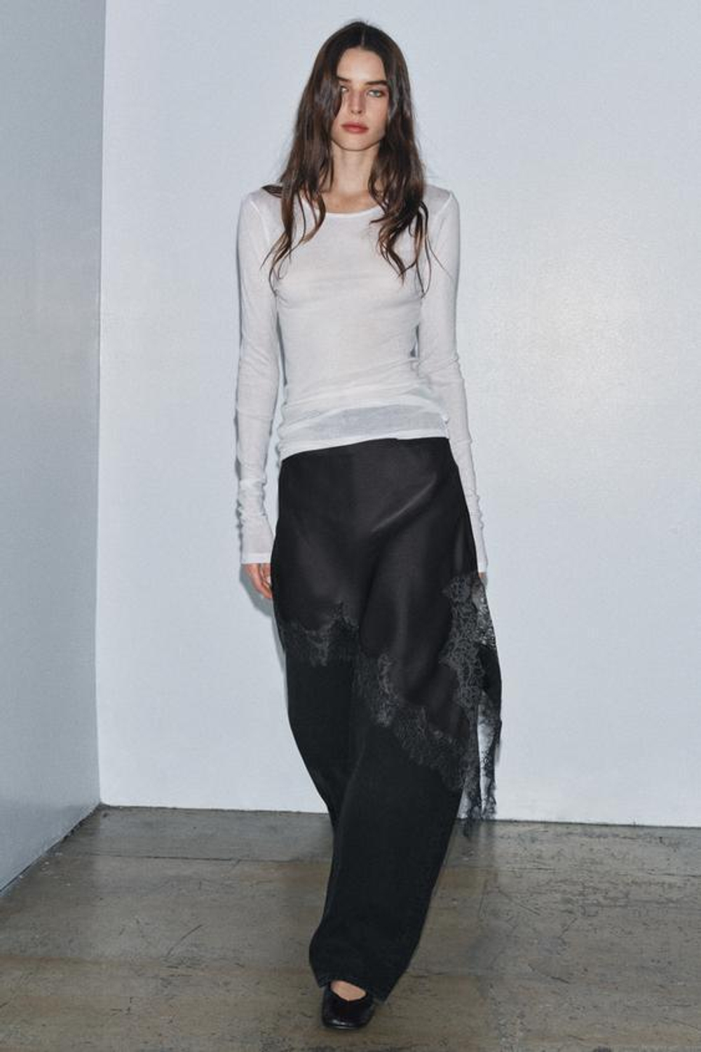 ZARA АТЛАСНАЯ ЮБКА С КРУЖЕВОМ — ZW COLLECTION, ТЕМНО-СЕРЫЙ