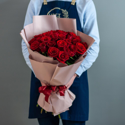 Букет 25 высоких роз Эквадор в оформлении