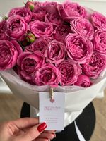 Букет из ярких кустовых пионовидных роз