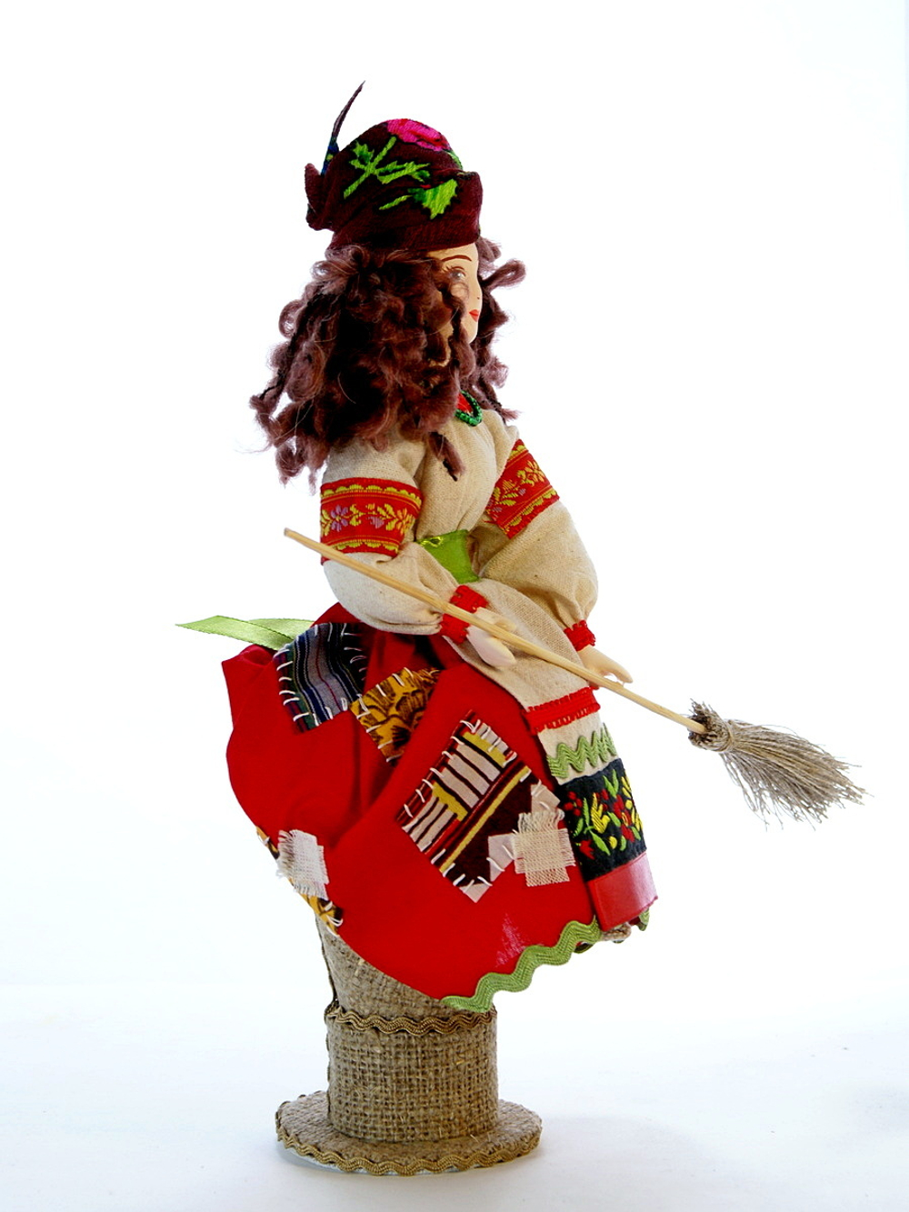 Кукла коллекционная молодая Баба Яга на ступе с помелом.