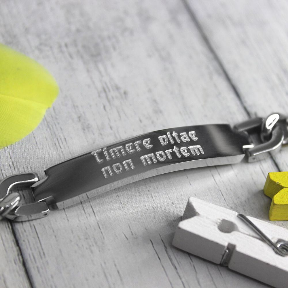 Стальной браслет с гравировкой на латыни на заказ