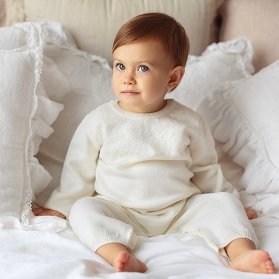 Комбинезон с кружевом с пуговицами на спине из мериносовой шерсти (Молочный)