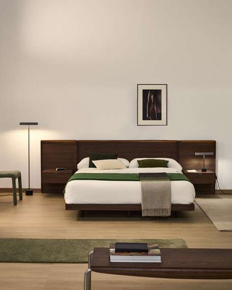 Кровать Norlen с 2 тумбочками из орехового шпона с темной отделкой LED 180 x 200 см