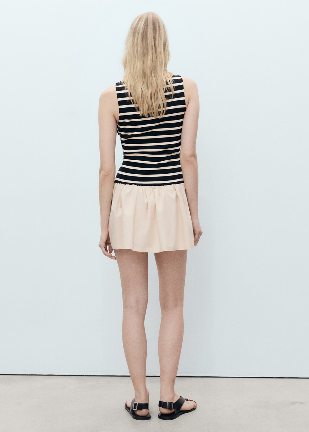 Короткое платье комбинированного дизайна