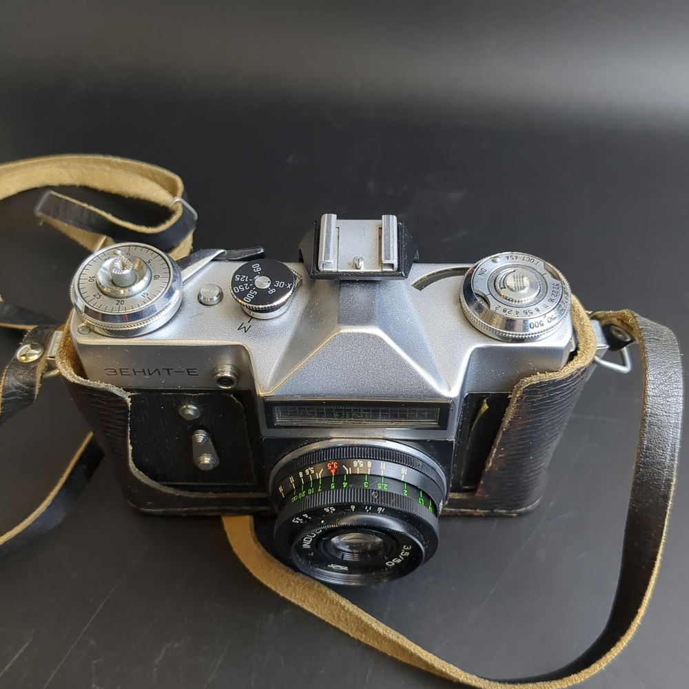 №25 Фотоаппарат плёночный "Зенит Е" с объективом "Индустар 50-2" в кофре, металл, стекло, кожа, Красногорский механический завод (КМЗ), СССР