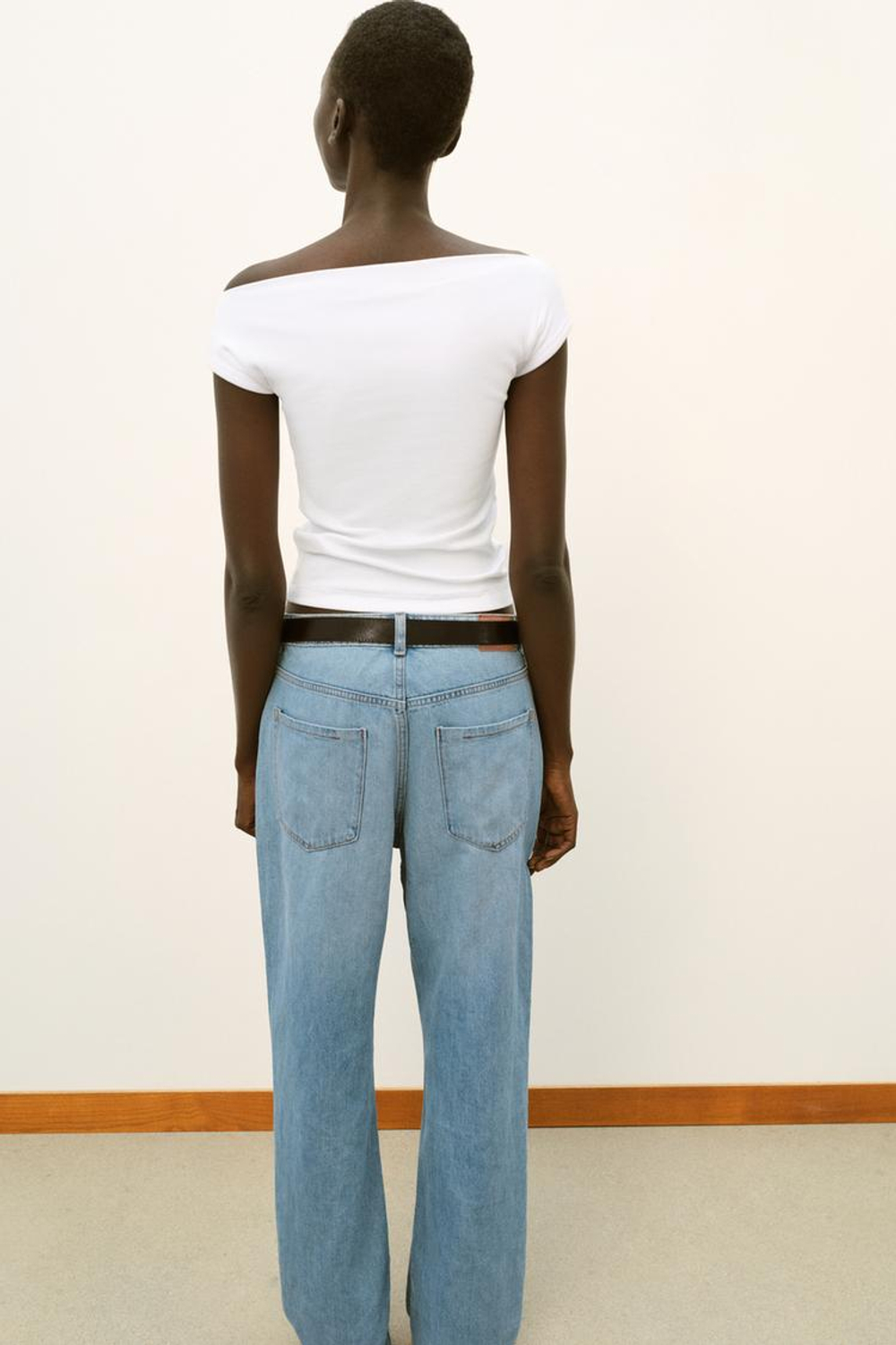 ZARA ФУТБОЛКА С ВЫРЕЗОМ ЛОДОЧКОЙ, БЕЛЫЙ