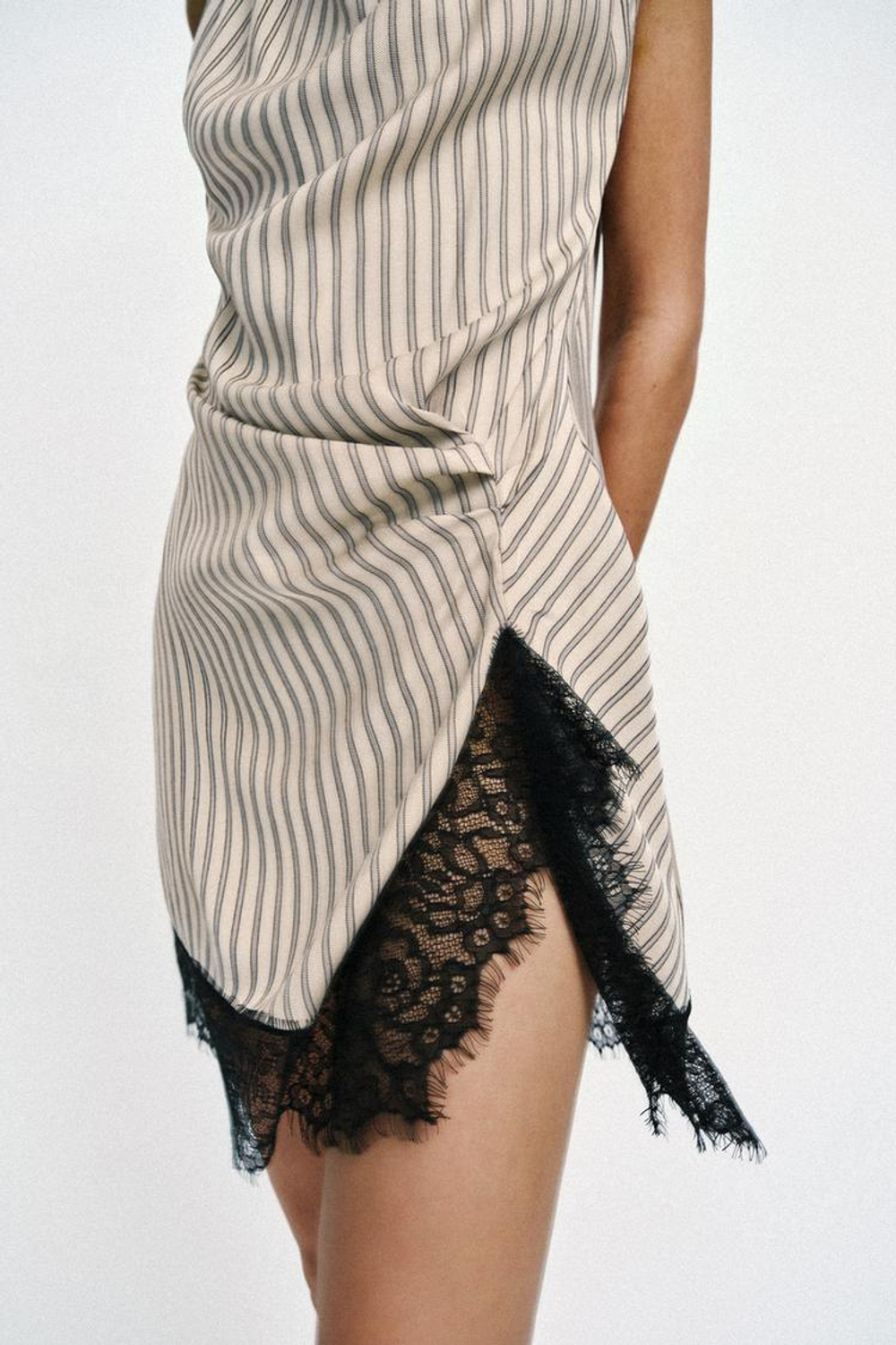 ZARA МИНИ-ПЛАТЬЕ В ПОЛОСКУ С КРУЖЕВОМ, РОЗОВЫЙ