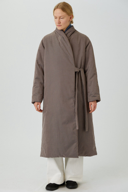 Зимнее пальто на запах из серо-коричневой бархатистой мембраны