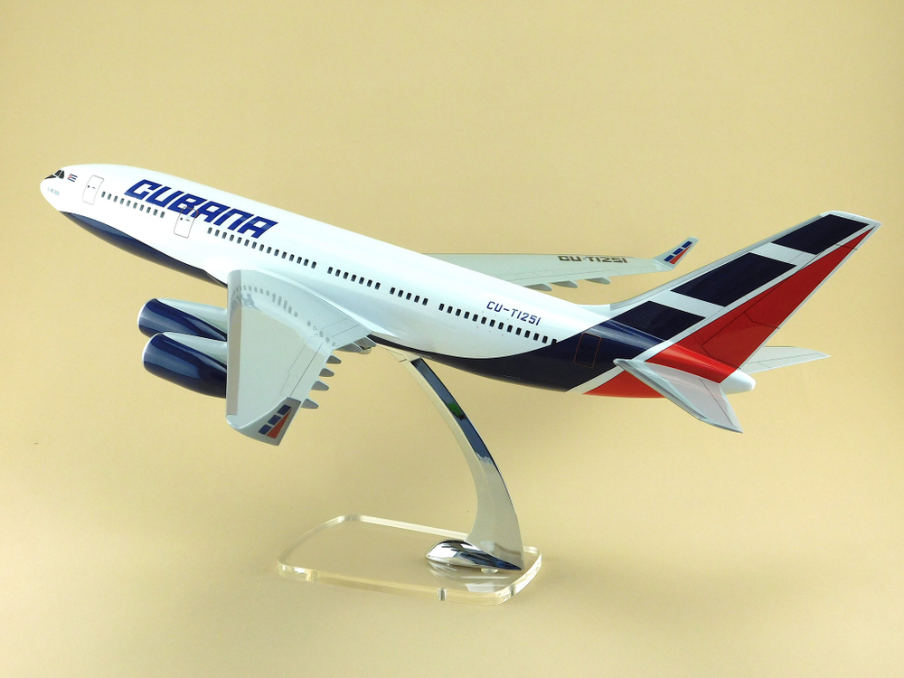 Модель самолета Ил-96-300 (М1:100, CUBANА)