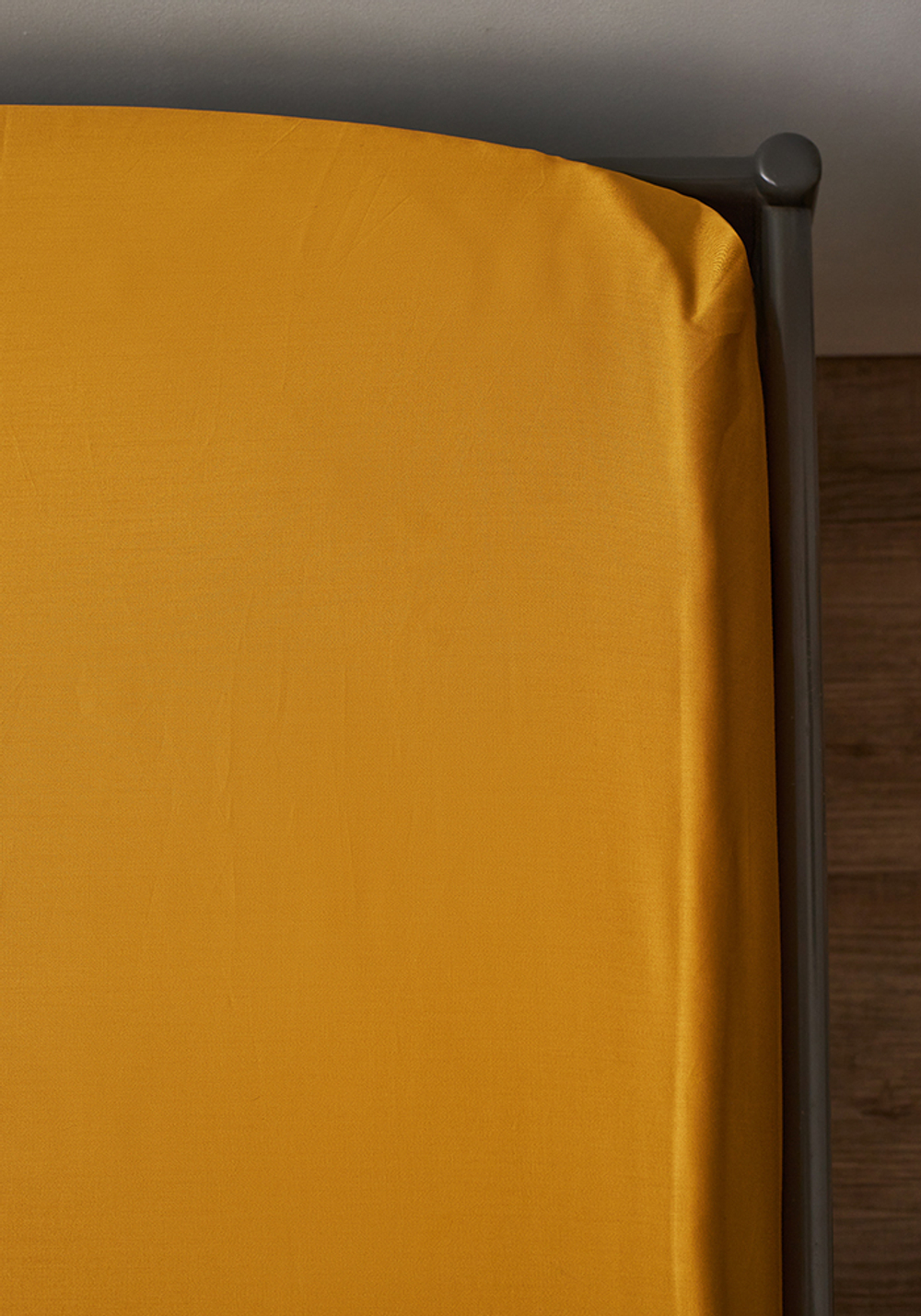 Простыня на резинке из премиального сатина горчичного цвета из коллекции essential, 200х200х30 см