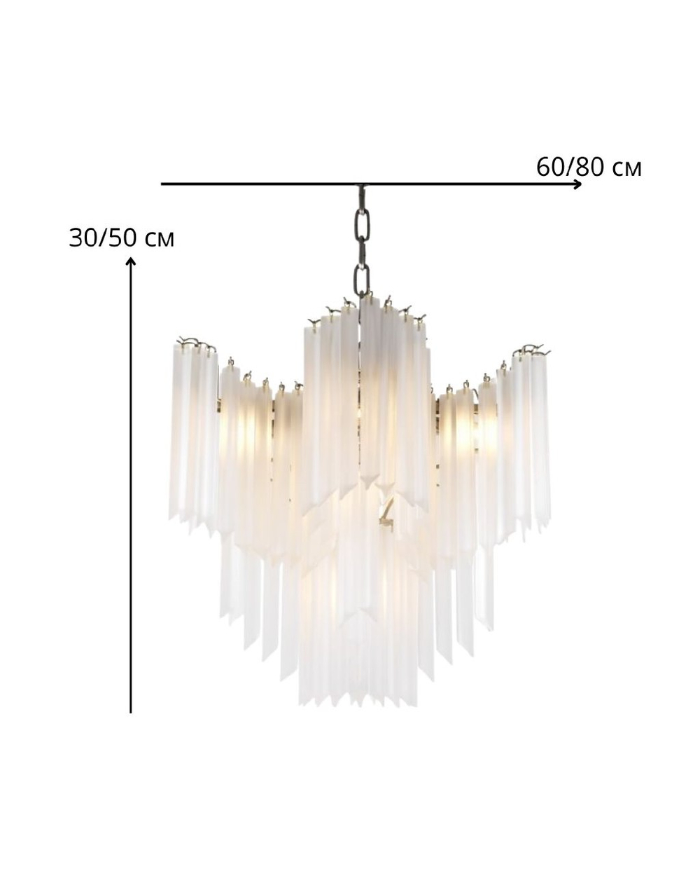 Изысканная каскадная люстра с вытянутыми стеклянными элементами и декоративной потолочной розеткой.