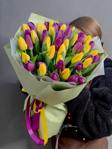 Монобукет из 51 сиреневых и желтых тюльпанов