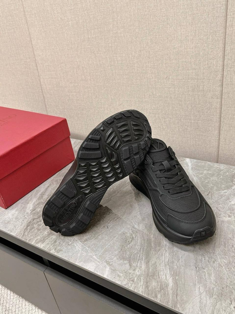 Кроссовки Valentino