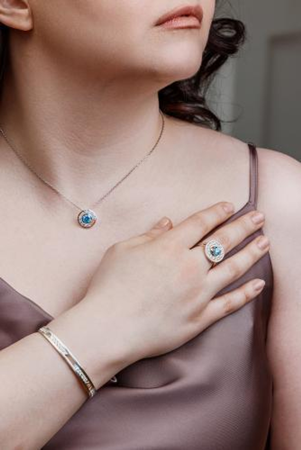 Кольцо сборное из серебра со вставками из выращенной голубой шпинели и бесцветных фианитов