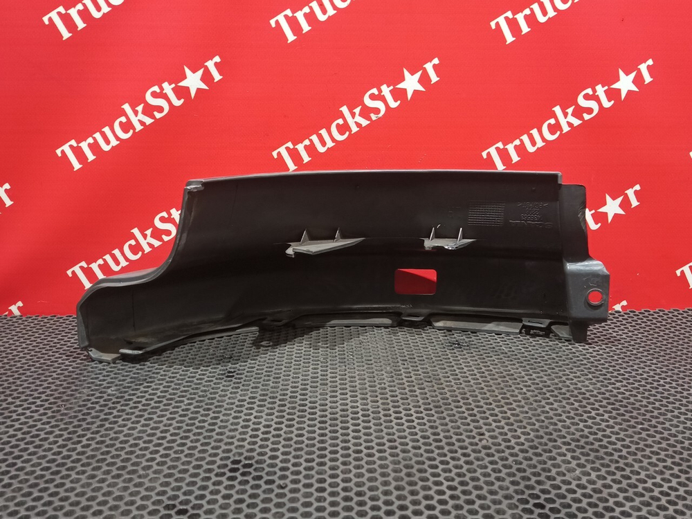 Накладка фары левой