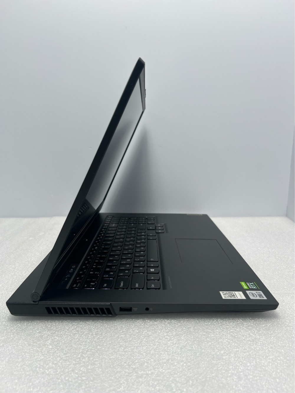 Ноутбук Lenovo Legion 5-17IMH05H (81Y800A6RK) 17,3"/Intel Core i7 10750H/RAM 16GB/SSD 512GB/GeForce RTX 2060/1920x1080/IPS 144Hz/DOS/Подсветка кл-ры LED/Черный. Состояние: Уценка/царапины на матрице, С1