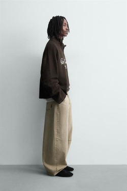 ZARA ТОЛСТОВКА С ПРИНТОМ И ВОРОТНИКОМ НА МОЛНИИ, ШОКОЛАДНО-КОРИЧНЕВЫЙ