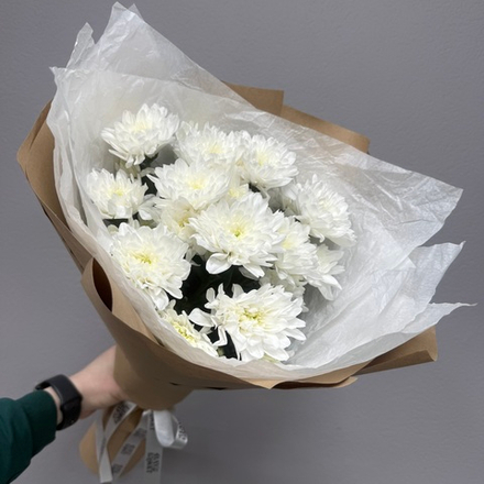 Букет из хризантем в крафте