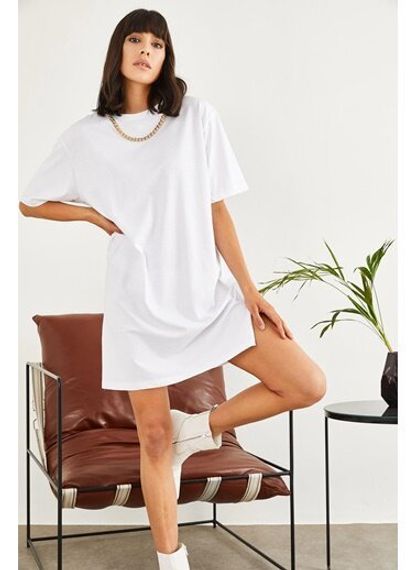 Qadın üçün yaxası zəncirli geniş ölçülü t-shirt ağ 10701015