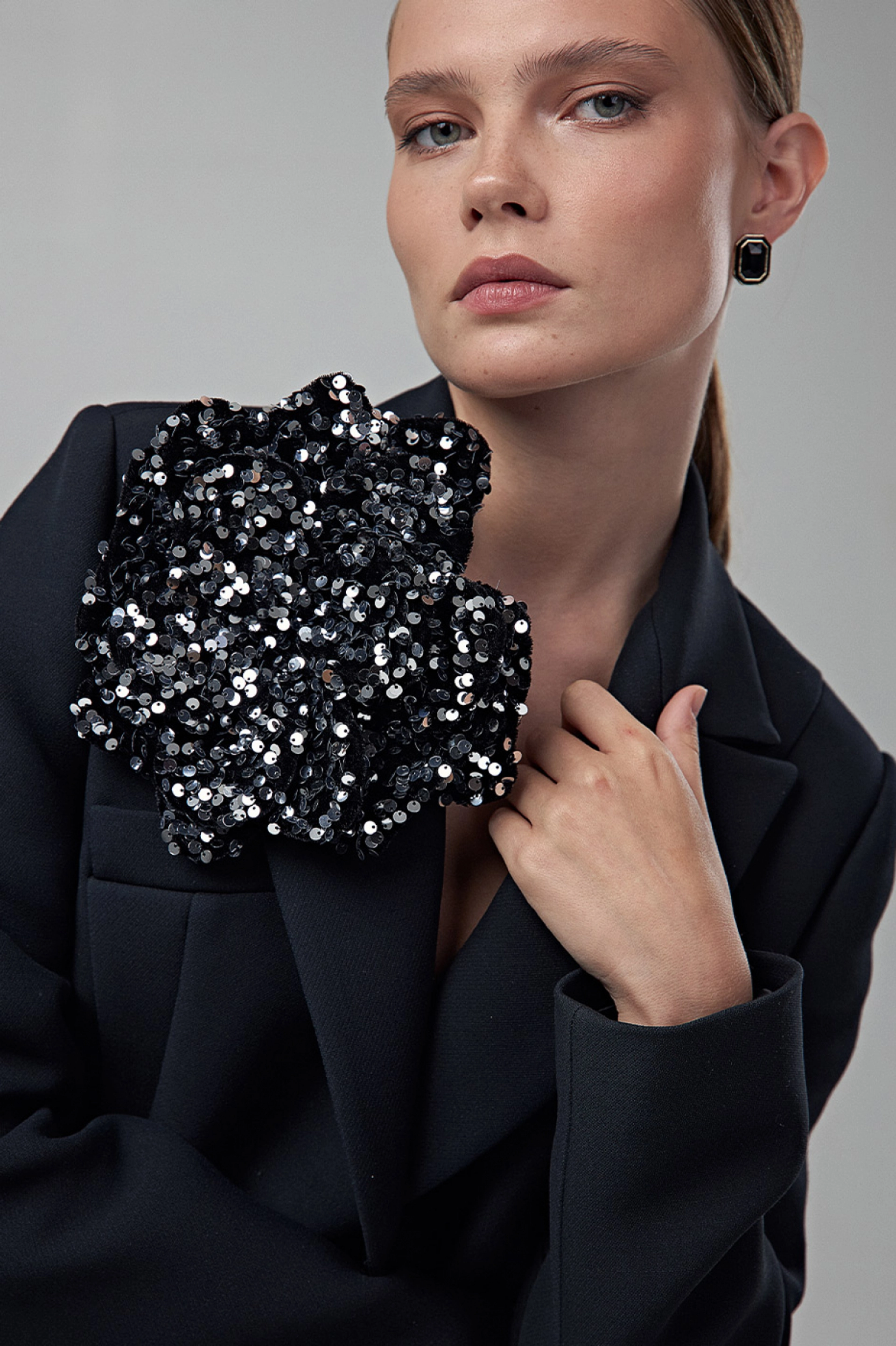 Брошь из пайеток, черный