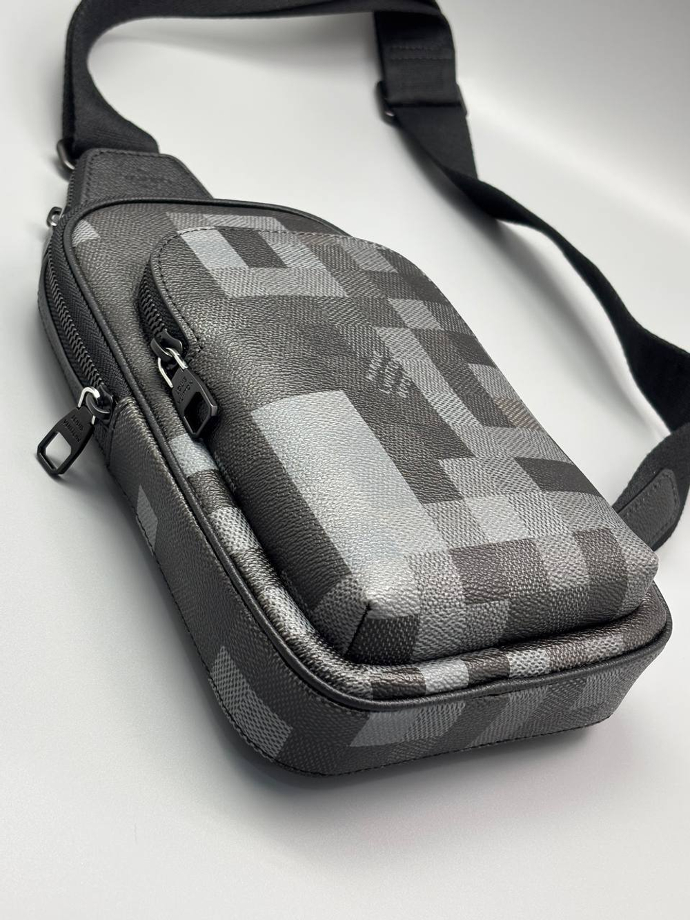 Сумка- слинг Louis Vuitton