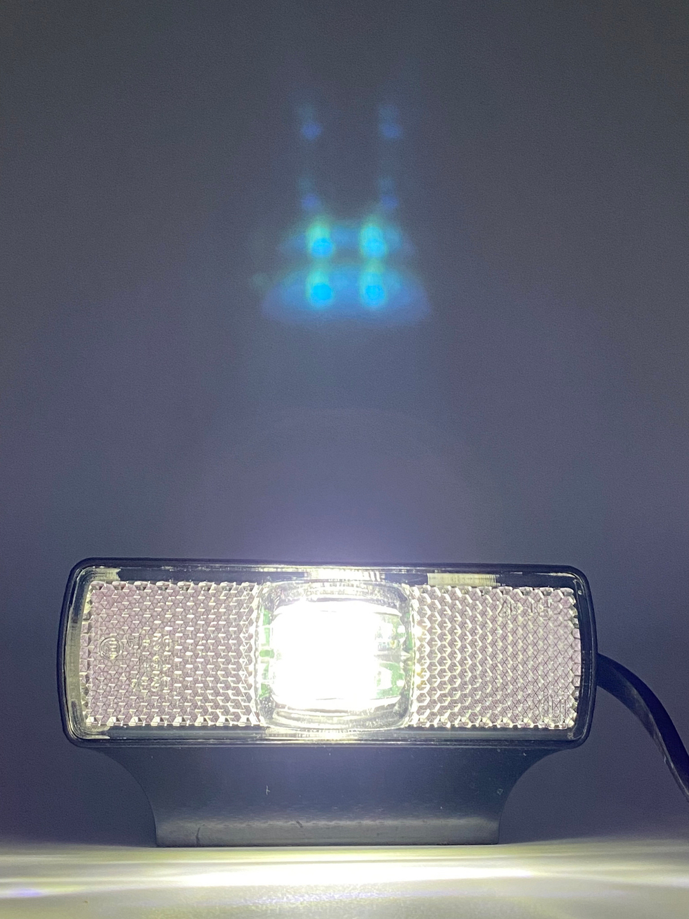 Фонарь габаритный светодиодный Fristom FT-017 B+K LED белый, с кронштейном, провод 1 м.