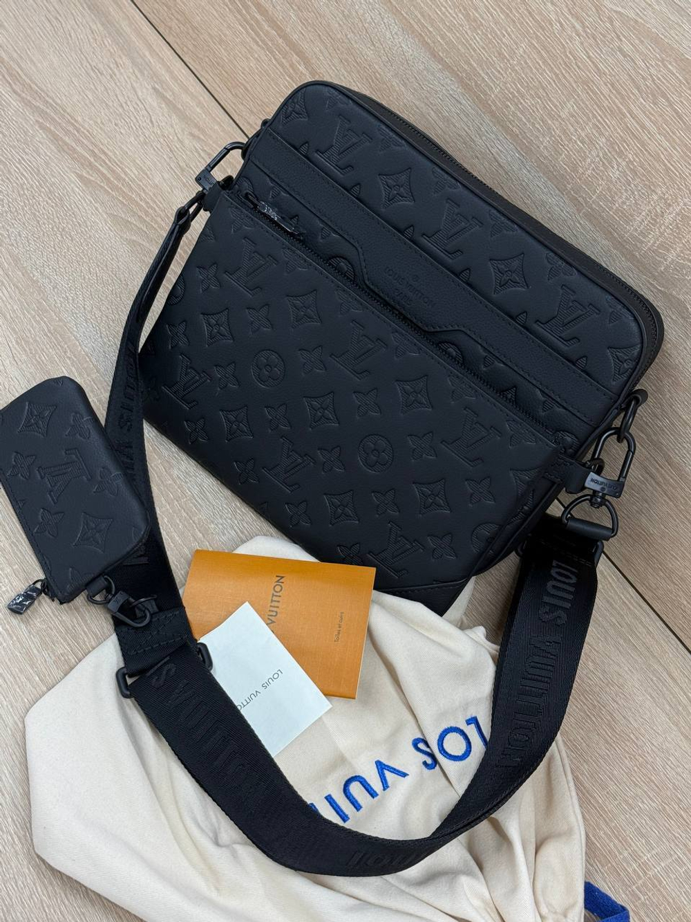Сумка-мессенджер Louis Vuitton