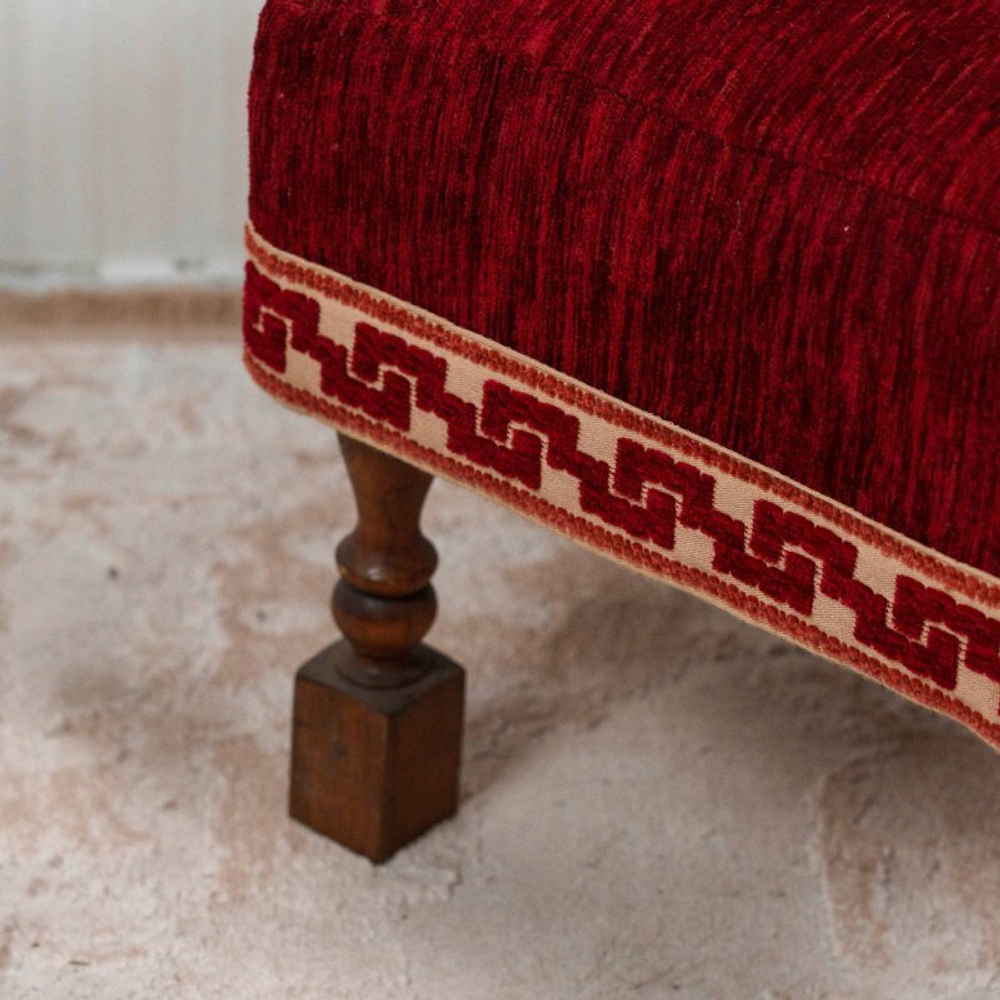 Антикварный пуфик