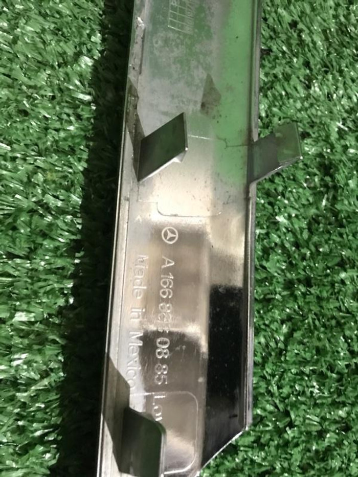 Накладка решетки радиатора левая Mercedes GL X166 (2012-2016)