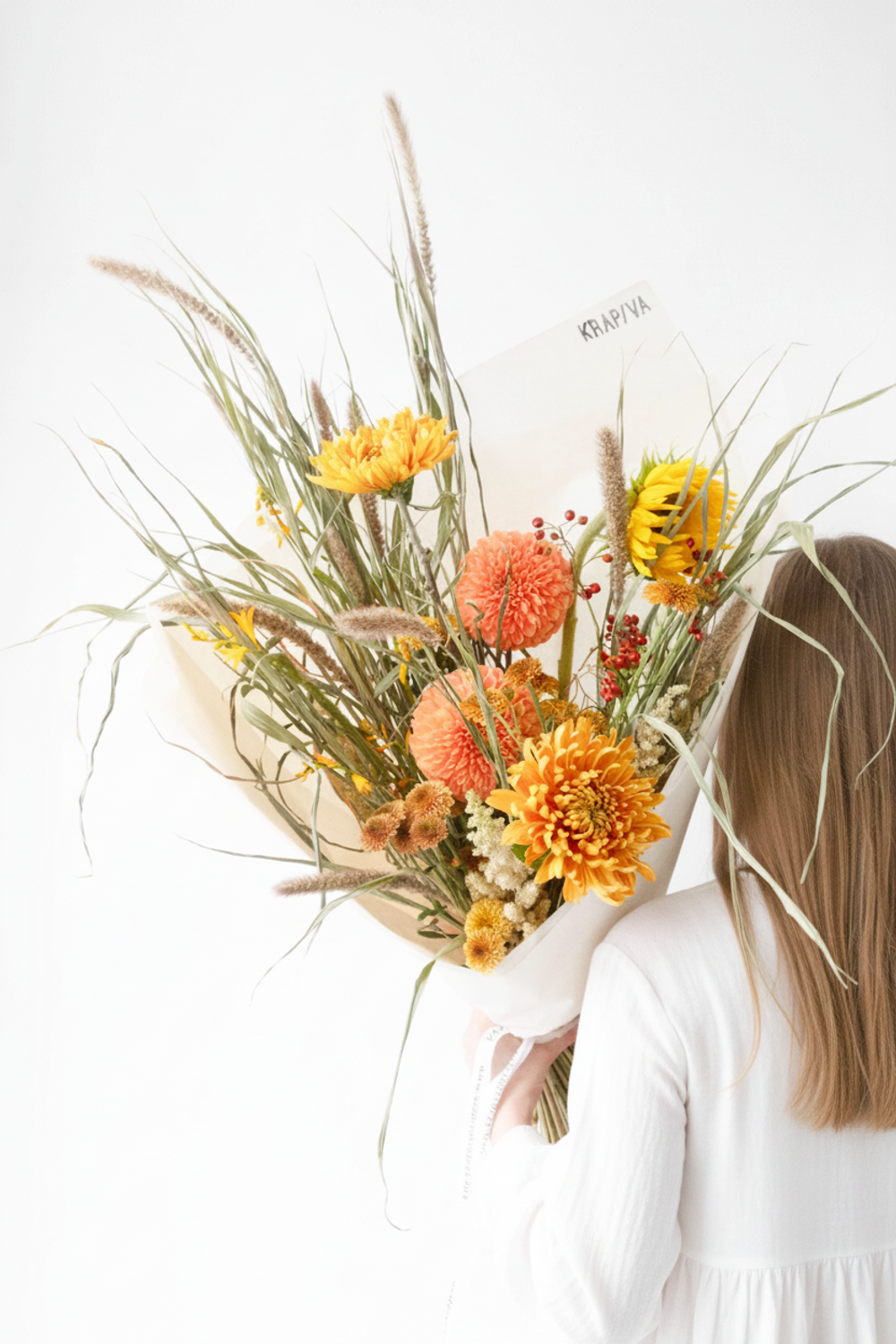 стильный букет с шиповником