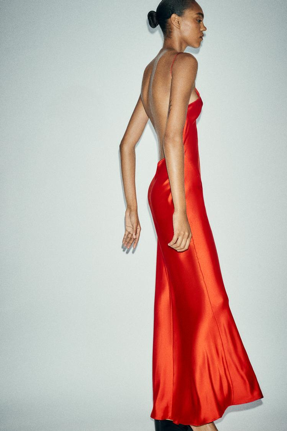 ZARA ДЛИННОЕ АТЛАСНОЕ ПЛАТЬЕ С ОТКРЫТОЙ СПИНОЙ, ЯРКИЙ КРАСНЫЙ