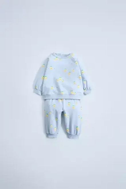 ZARA КОМПЛЕКТ ИЗ ТОЛСТОВКИ И БРЮК С ПРИНТОМ, ГОЛУБОЙ