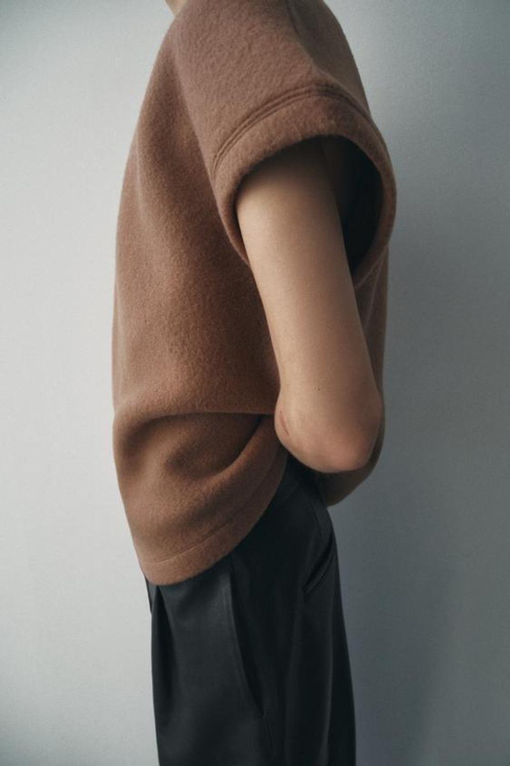 ZARA ТОП ИЗ МЯГКОЙ ТКАНИ, СЕРОВАТО-КОРИЧНЕВЫЙ