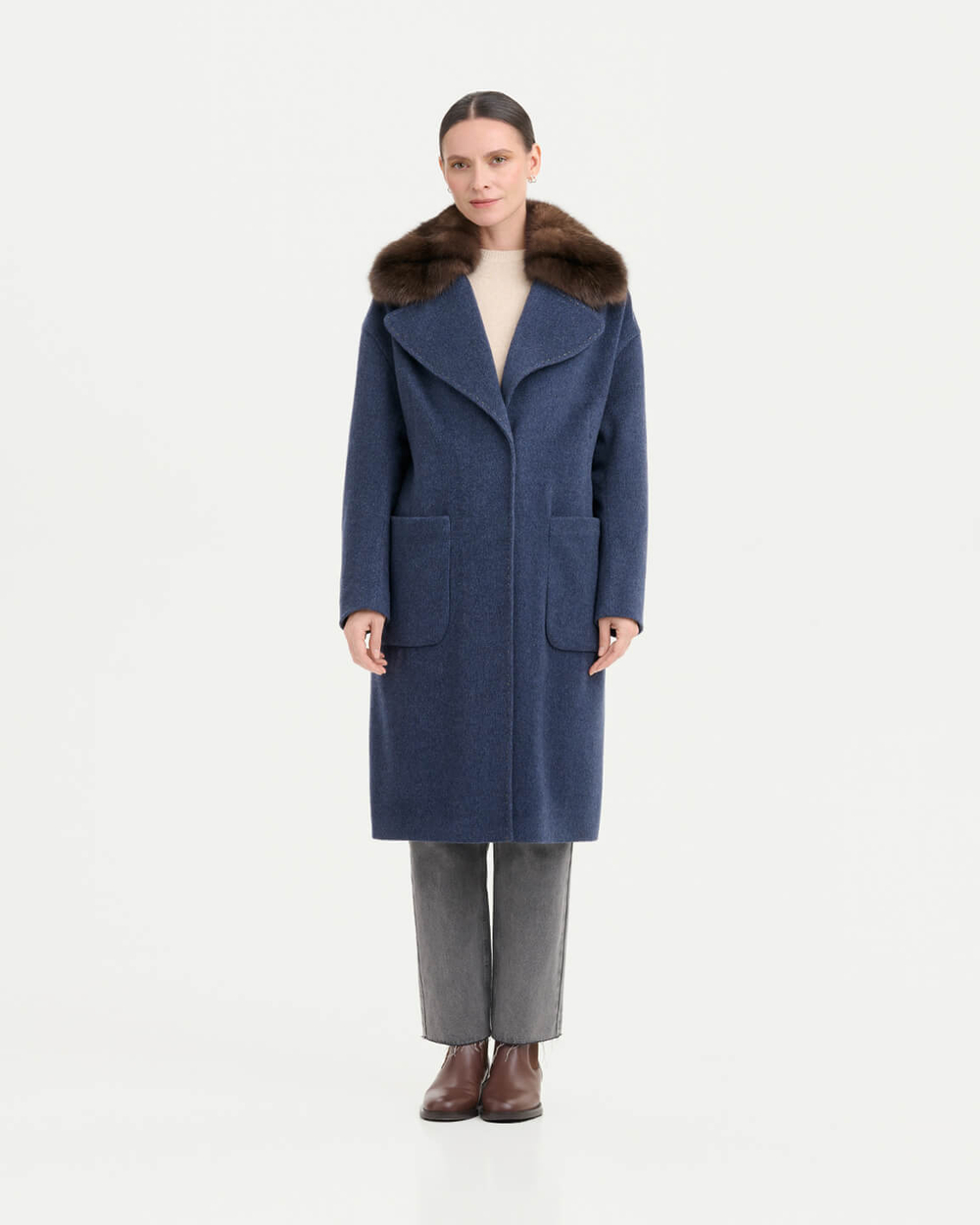 Пальто кашемировое с отделкой из меха соболя