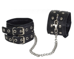Чёрные кожаные оковы, соединенные цепочкой (Цвет: черный)