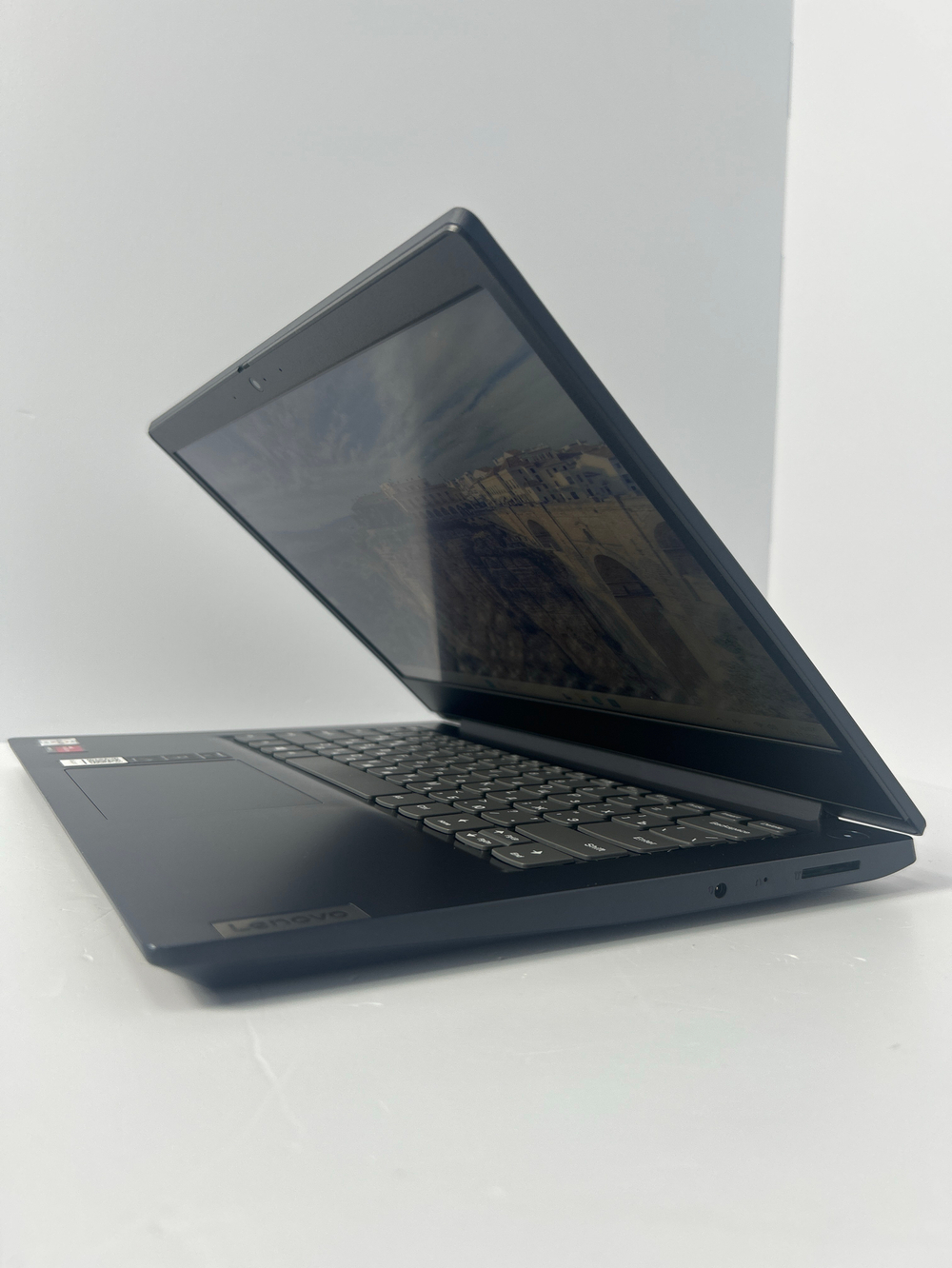 Ноутбук Lenovo IdeaPad 3-14ADA05 (81W000KQRU) 14"/AMD Athlon Silver 3050U /RAM 4GB/SSD 256GB/Radeon Graphics/1920x1080/TN/Windows 11/Подсветка кл-ры: Нет/Синий. Состояние: C1