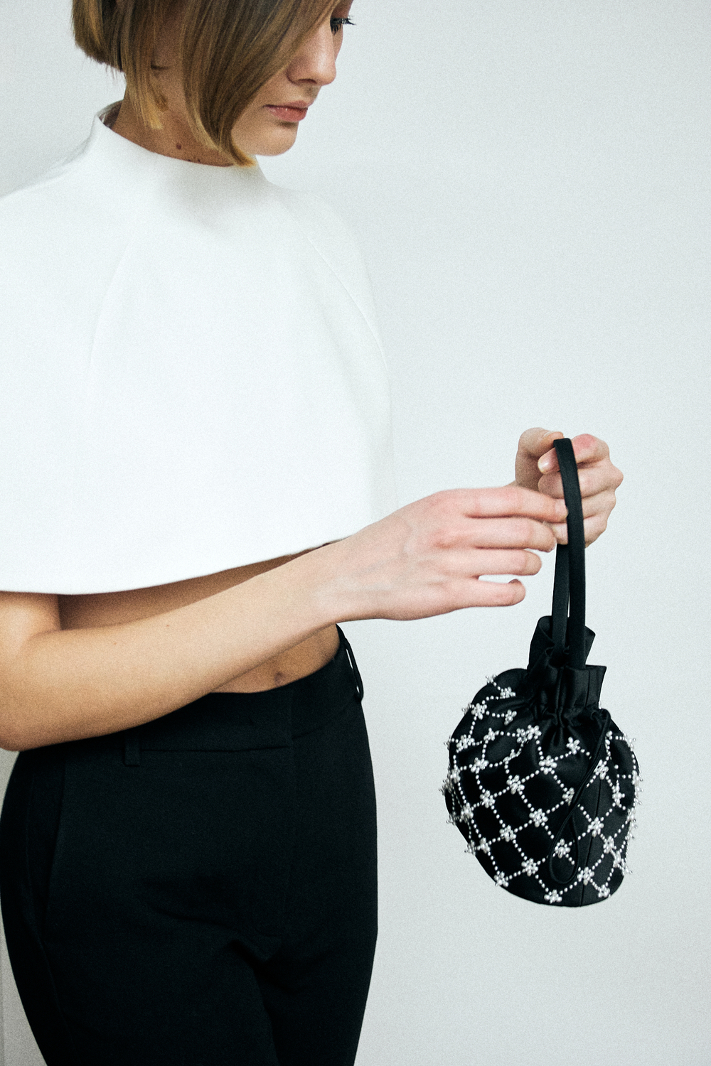 Сумочка из черного атласа с жемчужной сеткой