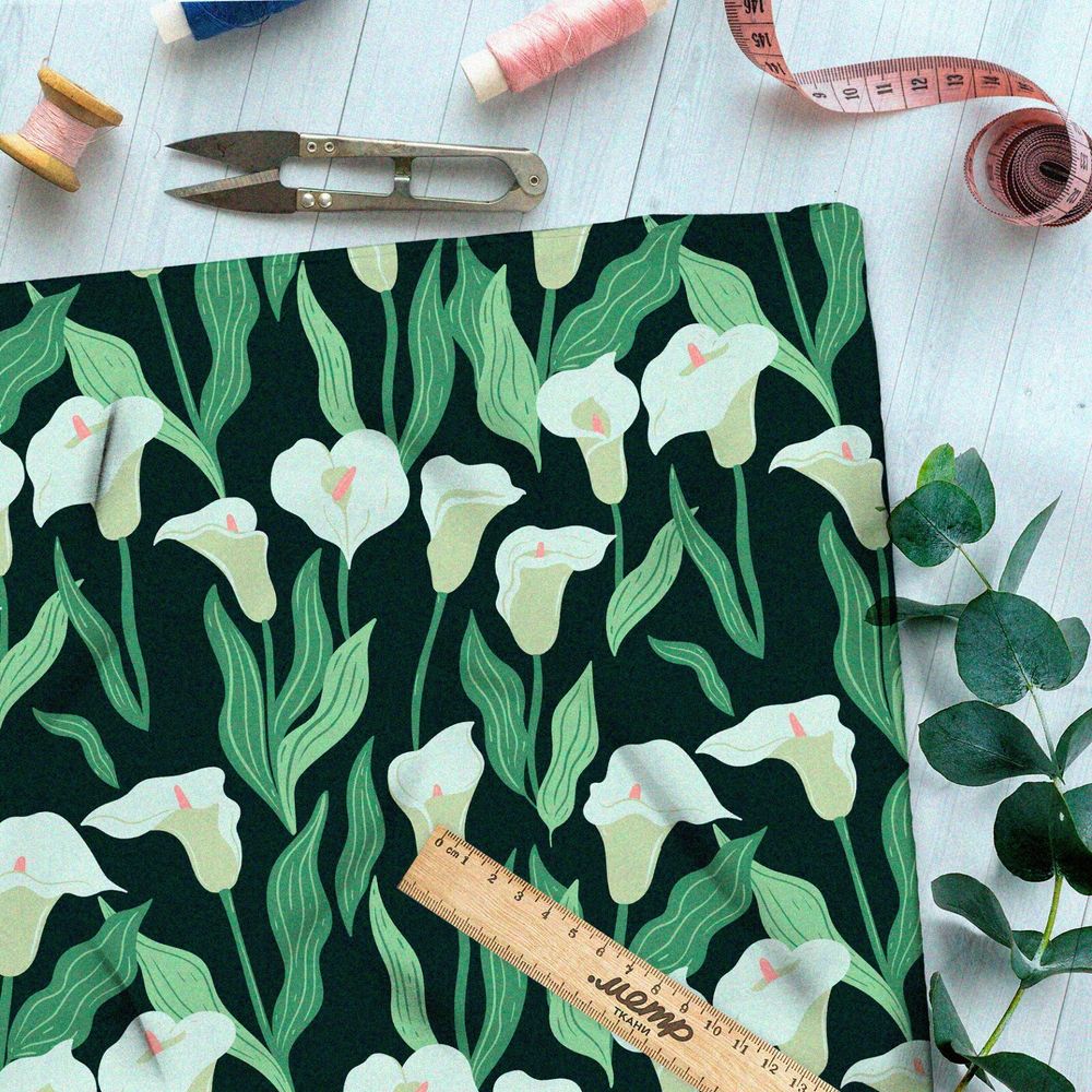 Ткань атлас нежные плотные каллы на чёрном фоне