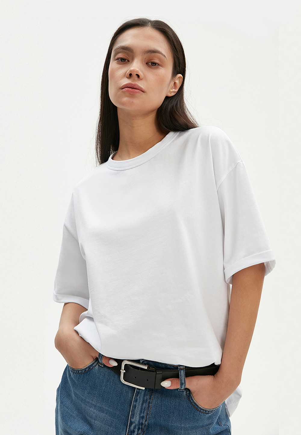 Свободная белая футболка