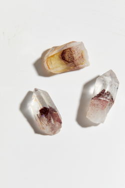 Горный хрусталь с гематитовым фантомом