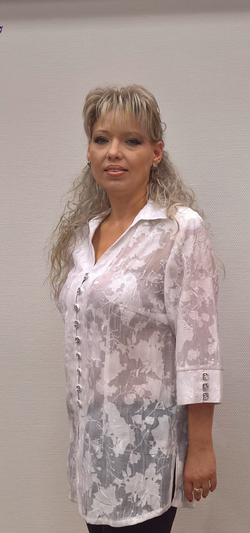 Белый блузон с прозрачным рисунком по самой ткани