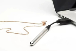 Стильный вибратор-кулон на золотистой цепочке Crave Vesper