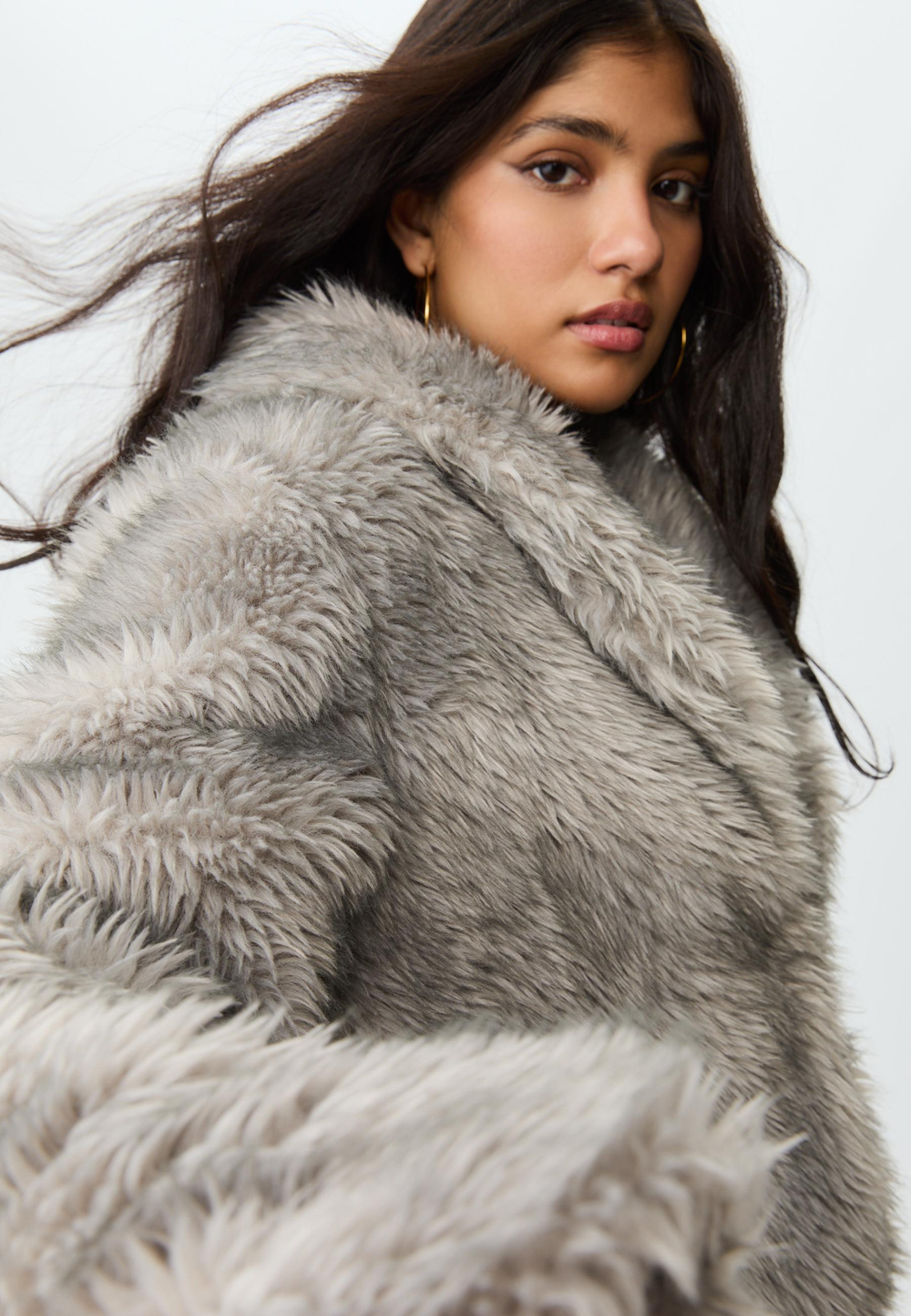 STRADIVARIUS Шуба из искусственного меха, серый